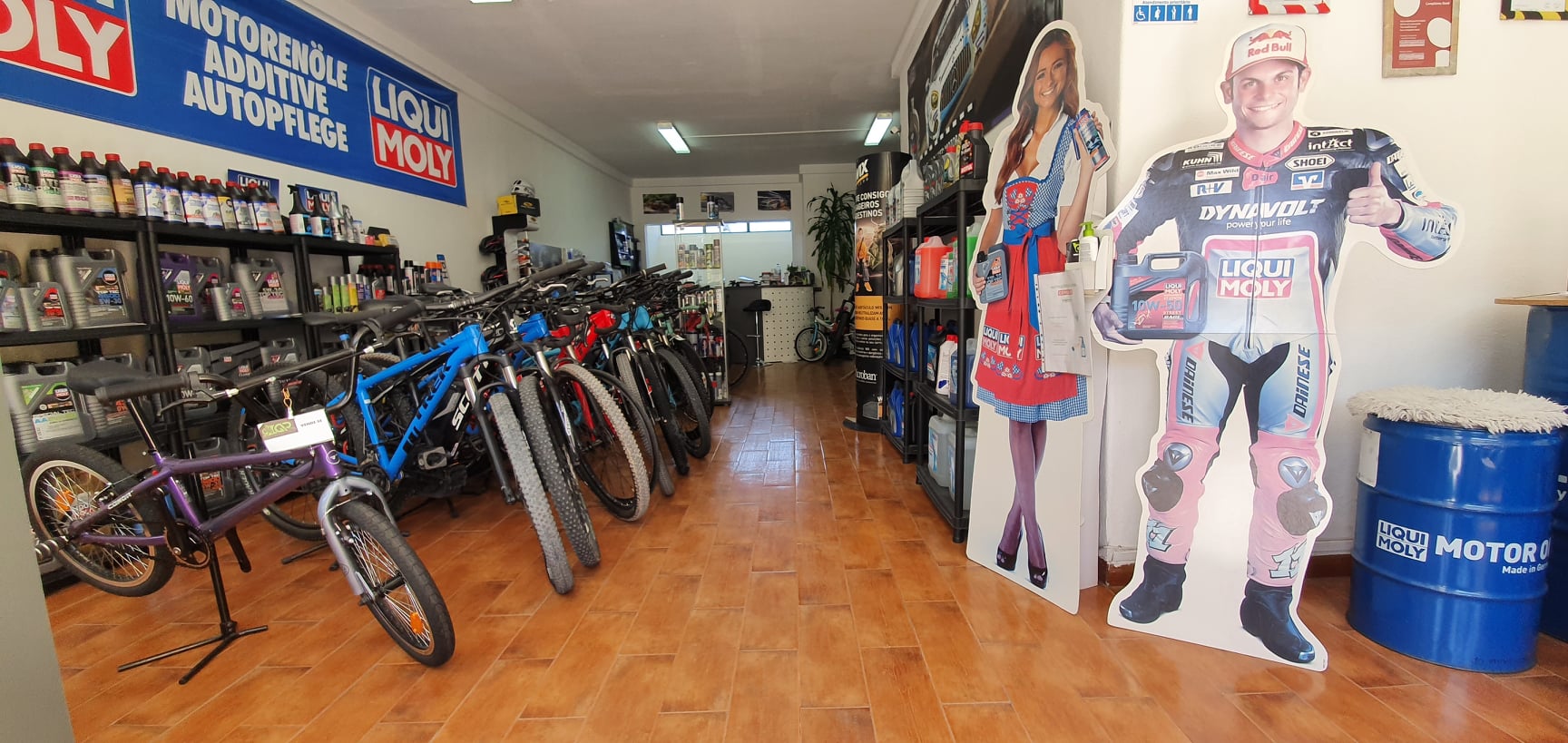 Interior da loja 2AP — peças, bicicletas e lubrificantes Liqui Moly